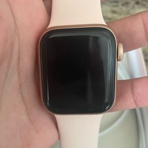 Apple Watch SE Gold Aluminum 40mm Case w Pink Band